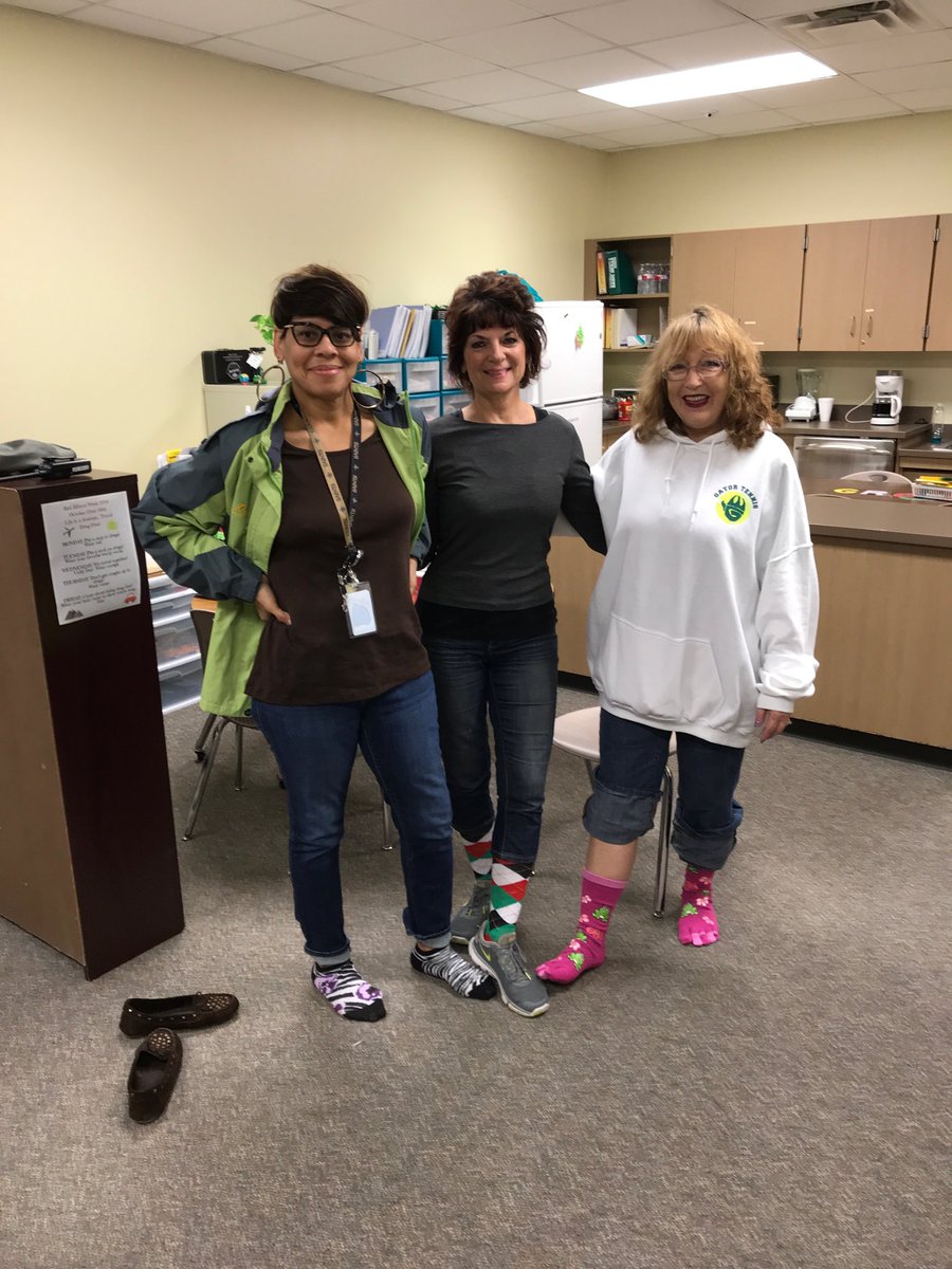 k_odems's tweet photo. Teachers putting a sock on drugs!#RedRibbonWeek ⁦@MCJHGators⁩ ⁦@PrincipalPaz⁩ ⁦@DeeSandberg⁩ (Horelica) https://t.co/E19RJRU8t5