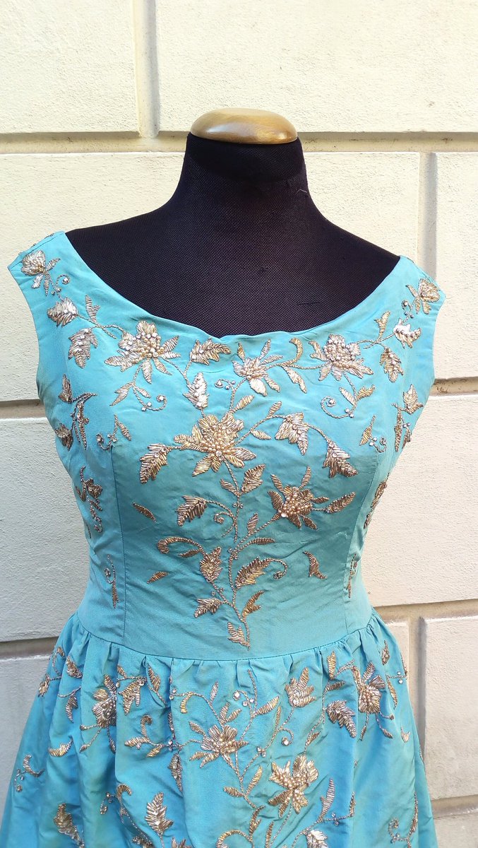 Beh, poi non lo dobbiamo dire, che solo da #Vintachic potete trovare i capi #vintage più esclusivi, come lui, di alta sartoria italiana, in tafta di seta acquamarina ricami filo d'argento e cristalli bianchi, fine anni '50?
Da stupire persino la corte di  #BuckinghamPalace! 😍👑