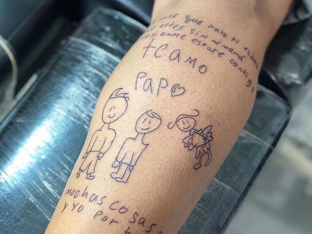 AtaqueFutbolero's tweet photo. Luis Delgado, arquero del Bucaramanga, perdió a su esposa debido a un cáncer de mama. Su hijo Mathias le dedicó un dibujo. Y él decidió tatuárselo. "Papá, yo sé que para ti es duro estar sin mi mamá, pero yo siempre estaré contigo. Te amo". ❤️🙏🏼 https://t.co/nqQmrJSiJp