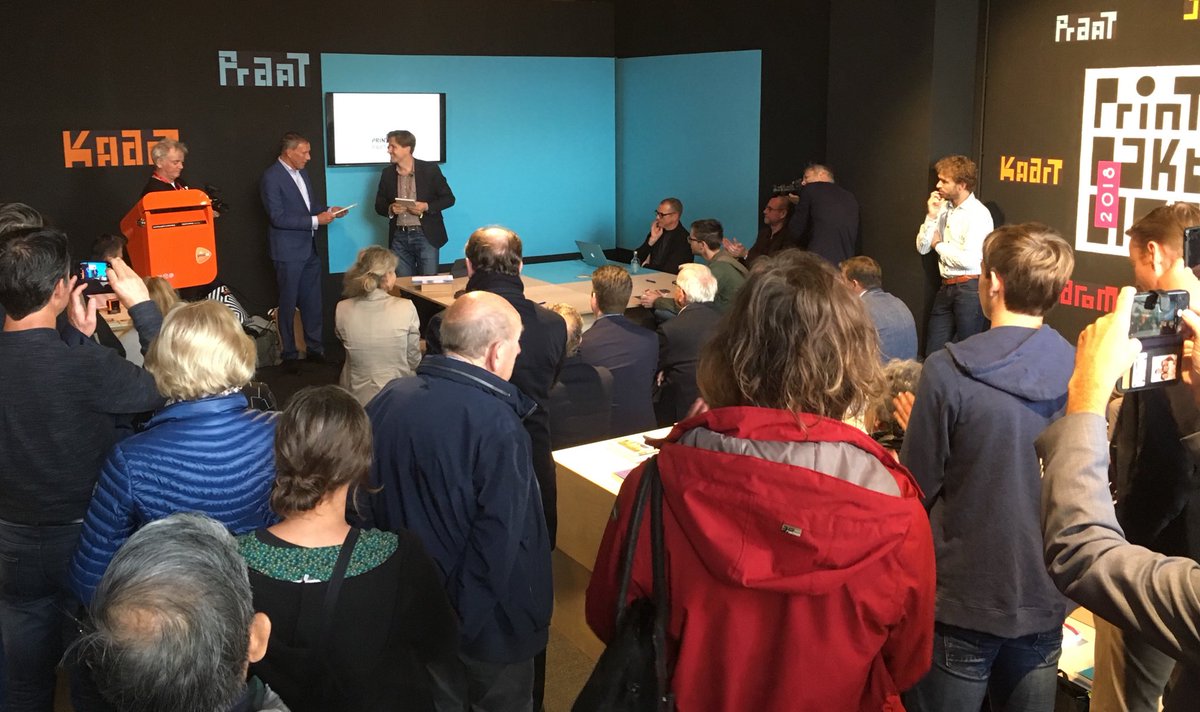 Print_Pakt's tweet photo. Duurzaam Boek overhandigd aan Cees Verweij #KVGO tijdens #PrintPaktLive op #DDW2018 https://t.co/AXhYcyhYnE
