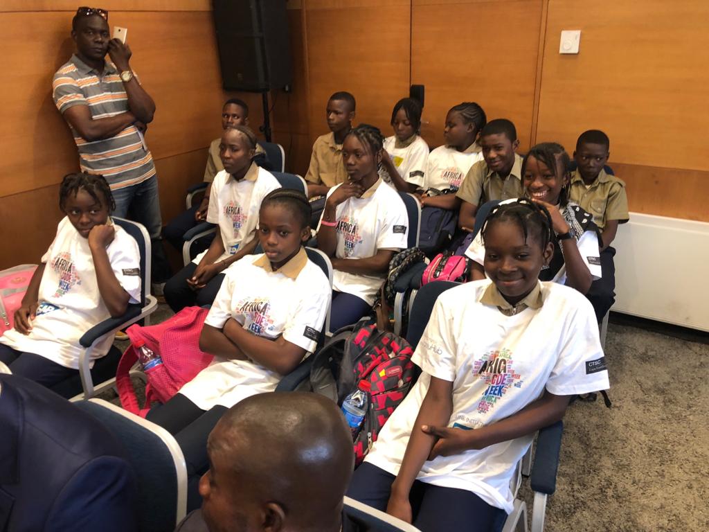 AfricaCodeWeek's tweet photo. 250 enseignants formés et #TopDépart de l'#AfricaCodeWeek au #Congo donné hier en présence de Monsieur le Ministre des Postes, des Télécommunications et de l'Economie Numérique, du Directeur de cabinet de @MEPSACongo ainsi que des délégués @UNESCO et @USEmbassyBrazza. https://t.co/EUSiSPtqNL