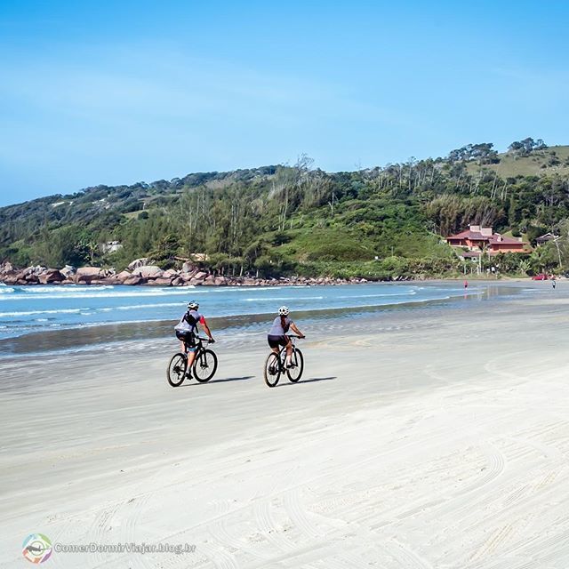 fabiojralves's tweet photo. Repleta de atrações ao ar livre, a #PraiaDoRosa em #SantaCatarina é um paraíso ainda pouco explorado e com muito a oferecer, e nada melhor do que conhecer suas belezas naturais de bicicleta com a Ouverosa Cicloturismo. Quer saber como foi?Contamos tudo a… https://t.co/J24sEpnkmQ https://t.co/RXuvdwUlYb