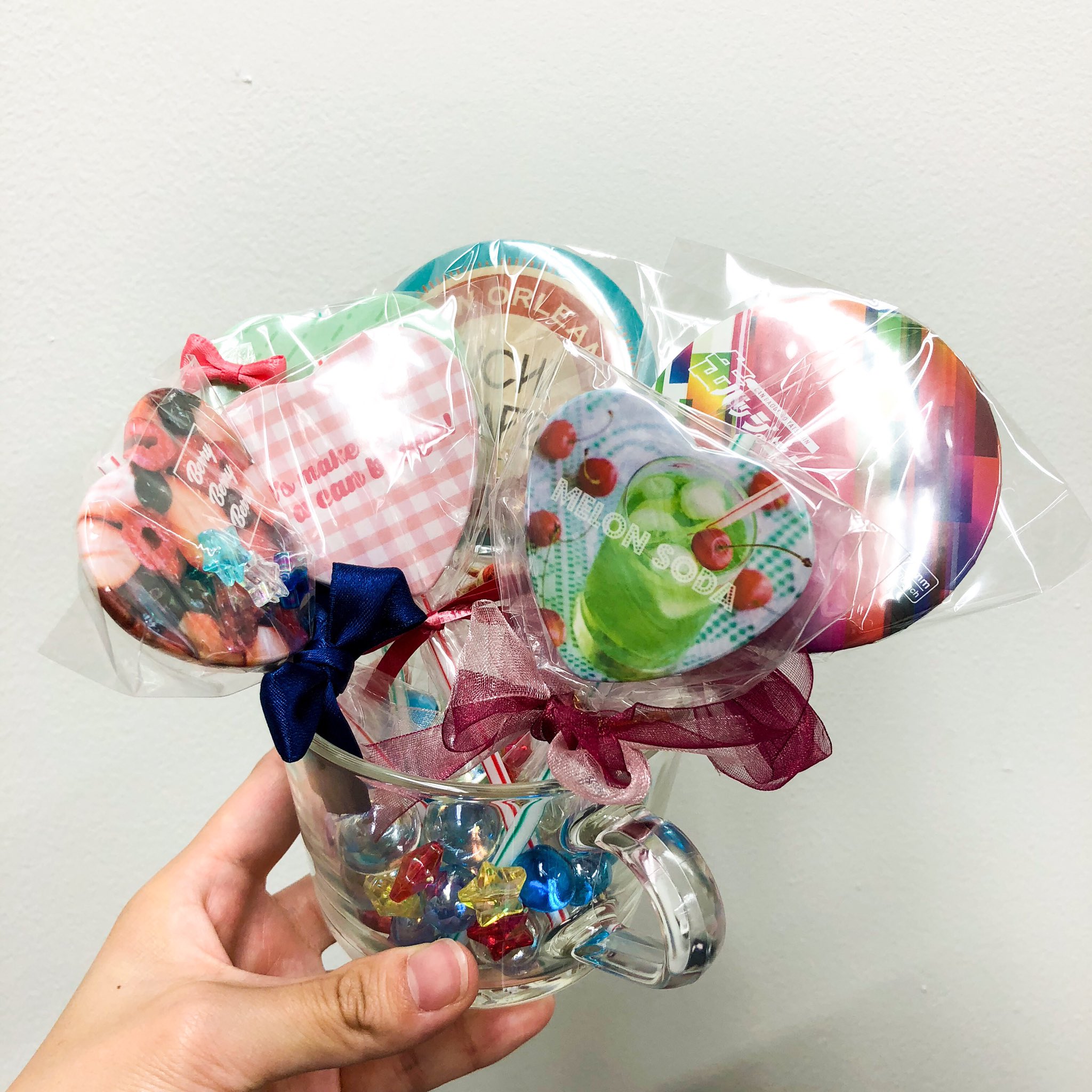 缶バッジの達人 公式 カンタツ 缶バッジキャンディー作ってみた 缶バッジの新しいラッピング方法 見つけました 透明袋にバッジとストローを入れて 可愛いリボンやモールで結ぶだけだから超簡単 グラスにカラフルなビー玉やビーズを入れて 缶バッジの達人 公式 カンタツ 缶バッジキャンディー作ってみた 缶バッジの新しいラッピング方法 見つけました 透明袋にバッジとストローを入れて 可愛いリボンやモールで結ぶだけだから超簡単 グラスにカラフルなビー玉やビーズを入れて