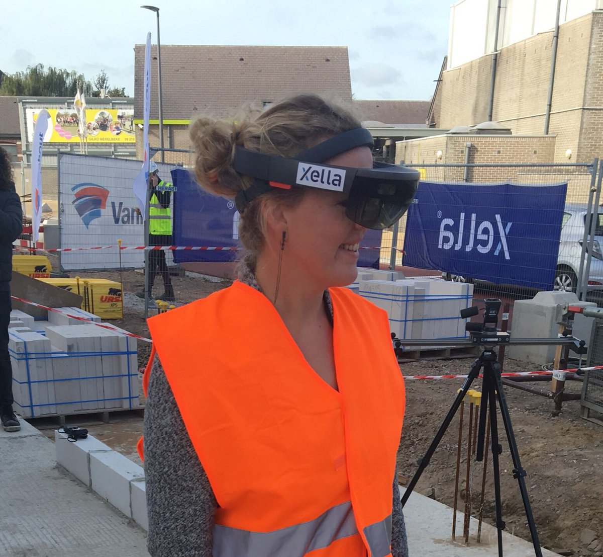 BIMplan's tweet photo. Bimplan mocht het al eens testen! Dit is de toekomst van de bouw! #BIM #nextlevelbim #HoloLens @MGosselink https://t.co/yMq5EZE38e