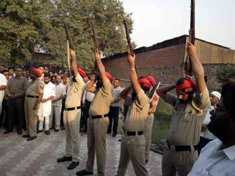 yespunjab's tweet photo. ਪੀ.ਆਰ.ਓ. ਕਮਲਜੀਤ ਪਾਲ ਦੇ ਭਰਾ ਦਾ ਦੇਹਾਂਤ - ਲੋਕ ਸੰਪਰਕ ਵਿਭਾਗ ਦੇ ਉੱਚ ਅਧਿਕਾਰੀਆਂ ਤੇ ਐਸੋਸੀਏਸ਼ਨ ਵੱਲੋਂ ਡੂੰਘੇ ਦੁੱਖ ਦਾ ਪ੍ਰਗਟਾਵਾ  #IPRO #KamaljeetPaul #DIPR #Punjab #PublicRelationsOfficers
https://t.co/b2VZUBS5B2 https://t.co/xjcnhpX6Gc
