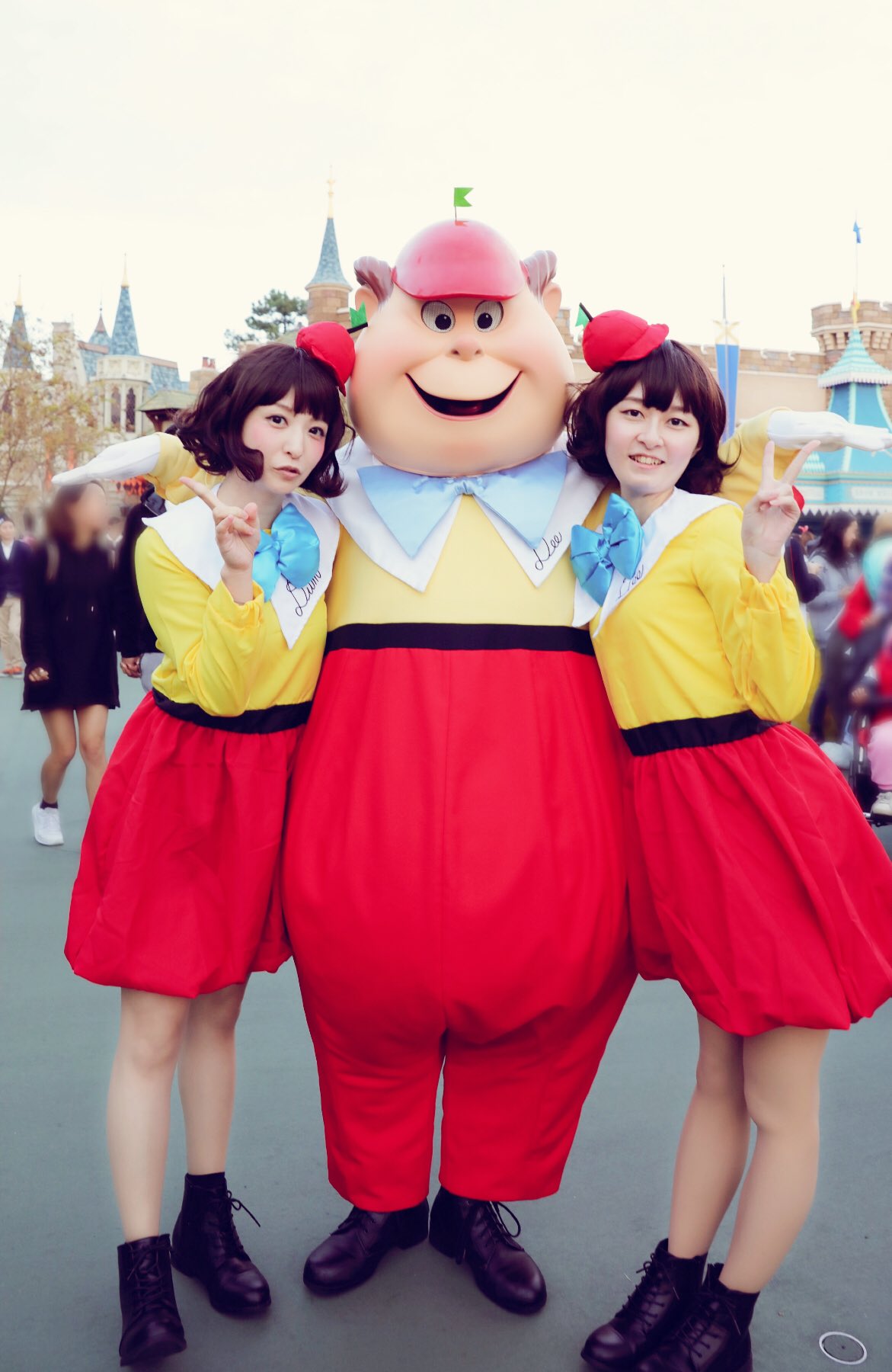 紗々 Sasa 8 2cd発売 今回はご本人とも一緒に写真撮れて幸せだったー W 友達と一緒に相談して揃えた全身コーデが大満足すぎる ディズニー仮装 Dハロ Dハロ仮装 トゥイードルディー T Co Jexfggrawt Twitter