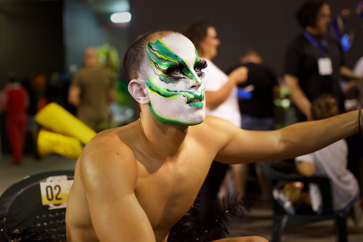 be_domco's tweet photo. El pasado viernes tuve la oportunidad de asistir al Carnaval Fashion World para sacar fotos y vídeos. Quedé maravillada con el arte lucido sobre la pasarela. ¿Qué les parece a ustedes? #carnaval2019 #carnavalLPGC #dragqueen #drag #fashion #photography https://t.co/8SP1lqrdKH