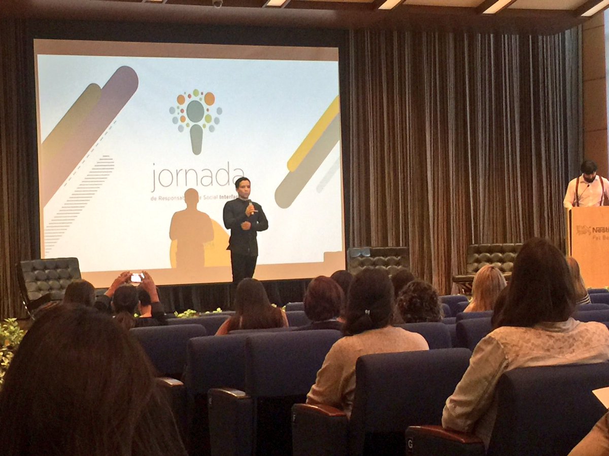 O jovem tenor, Jean Willian da Silva, faz agora a apresentação musical que abre o evento. #ResponsabilidadeSocial #INTERFARMA https://t.co/PnDtRYfIs1