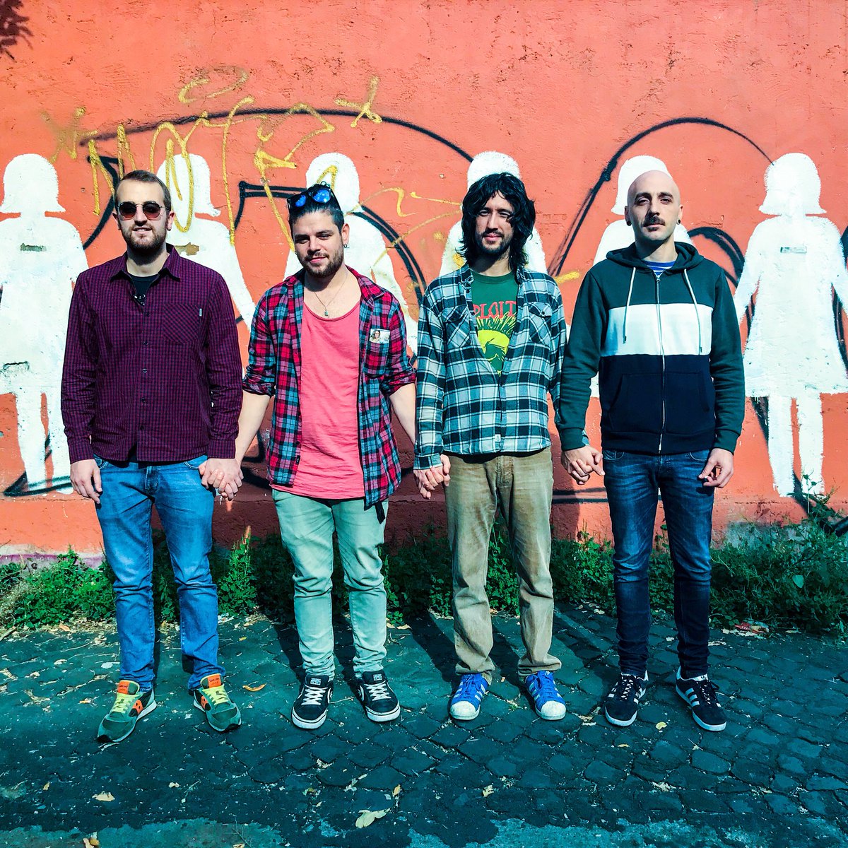 KutsoOfficial's tweet photo. Dietro dei grandi uomini, ci sono sempre delle grandi donne. #stopfemminicidio .Noi ci vediamo giovedì, venerdì e sabato: 🔜 25/10 Bergamo @ #inkclub
26/10 Bassano Romano (VT) @ #lacasadiemme
27/10 Fermo @ #HeartzClub https://t.co/W5PhY29JId