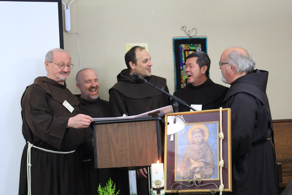 OFMmissions's tweet photo. Lundi 22 octobre 2018, St. Albert, Alberta. Proclamation de l'érection de la nouvelle Province Saint-Esprit/Holy Spirit du Canada. Sur l'une des photos, on voit que le nouveau définitoire a déjà beaucoup de plaisir. C'est parti pour 3 ans! #ofmca https://t.co/K5BQR6yzGK