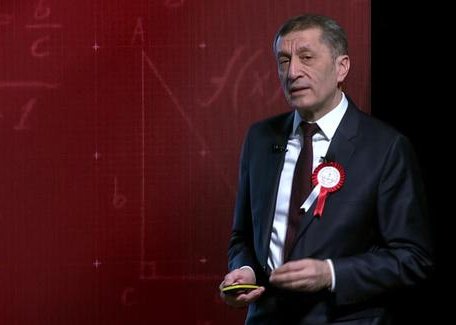 Milli Eğitim Bakanı Ziya Selçuk Eğitimde 2023 Vizyon Belgesi'ni açıkladı."Tefeffüs saatleri artacak, ders saatleri azaltılacak. Öğleden sonra spor, tasarım ve beceri atölyeleri ile desteklenecek bir yapı ... #Eğitim2023 #MEB