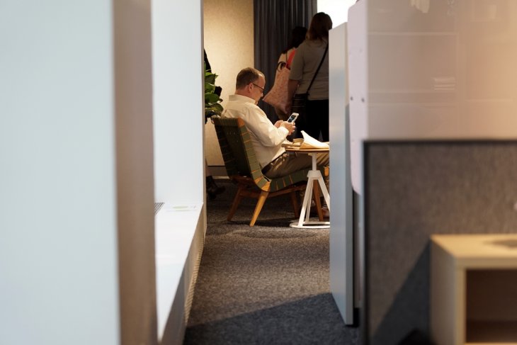 DDavisIntDesign's tweet photo. " @CapitalOne’s #Work Environment Survey found roughly 65pct of US workers believe that #workplace #design is equally or more important than location when considering a new job." @workdesignmag cc @Knoll_Inc @densityio @arikepnes @KylieRoth #neocon2018 https://t.co/8gIw5FxoOM https://t.co/PXupDprFJY