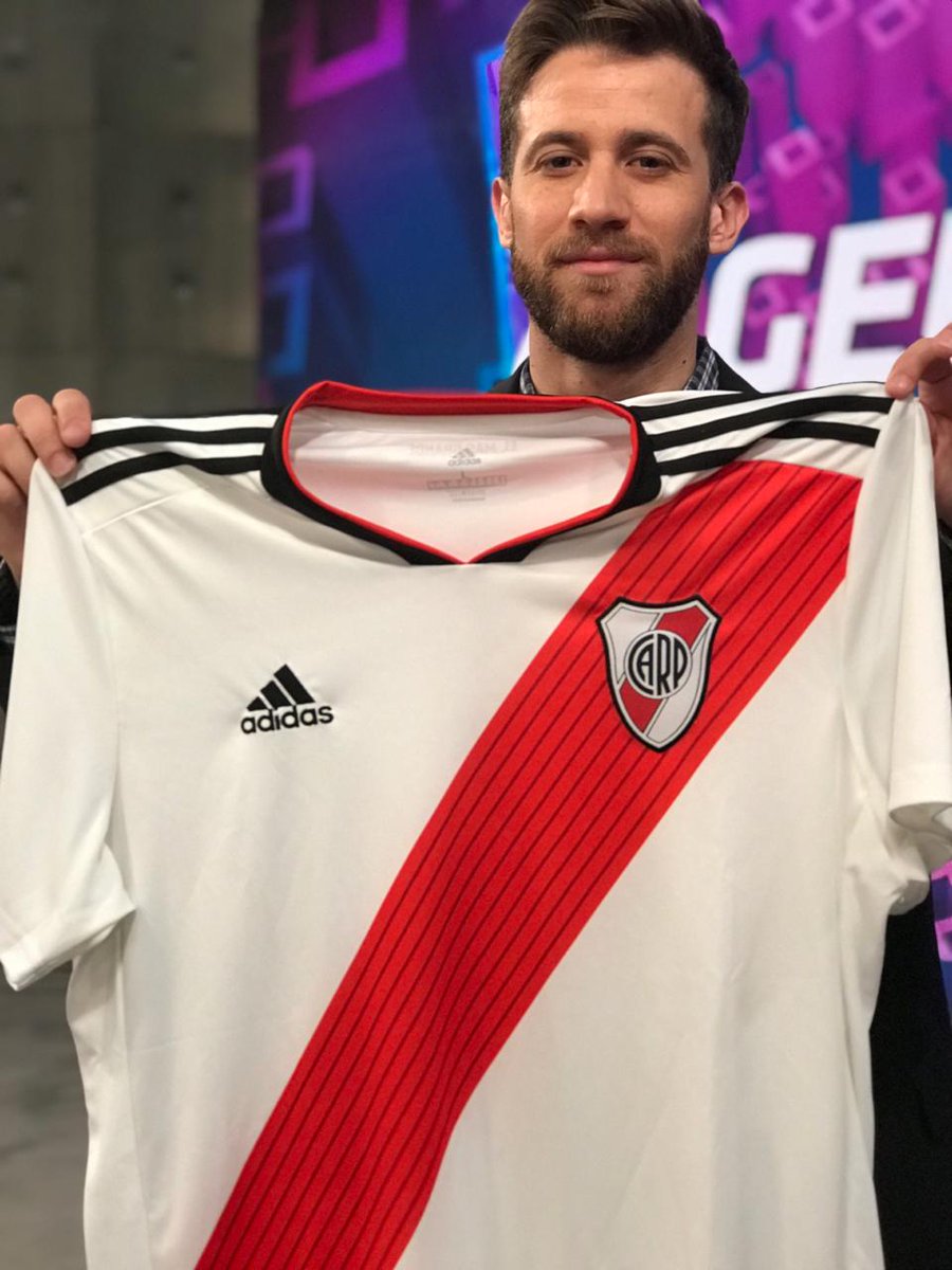 C5N's tweet image. 🐔 ¿Te querés ganar la nueva camiseta de #River para alentarlo en la @Libertadores? 🏆

⚽ Hacé RT a éste tweet
⚽ Seguí a @C5N

¡Suerte! ⚪🔴⚪