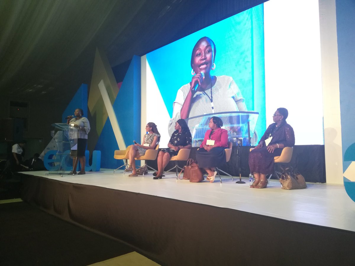 iyanu_emmanuel's tweet image. Big Sis is moderating a panel discussing kids with special needs.