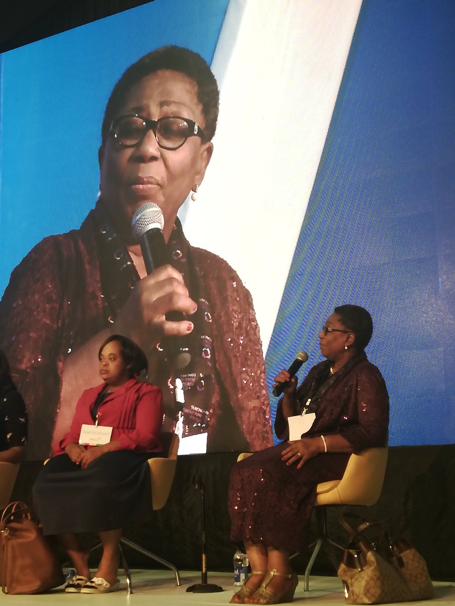 iyanu_emmanuel's tweet image. Big Sis is moderating a panel discussing kids with special needs.