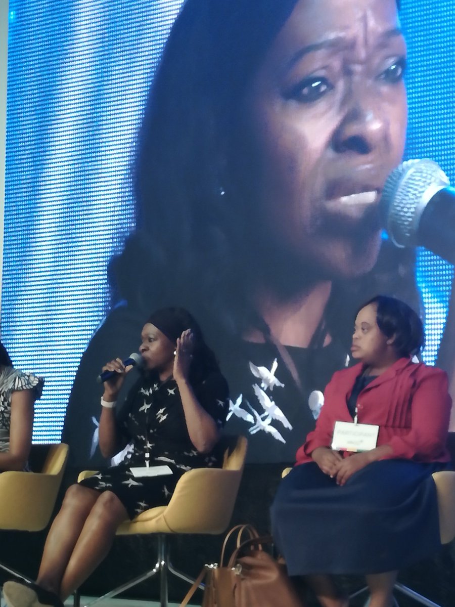 iyanu_emmanuel's tweet image. Big Sis is moderating a panel discussing kids with special needs.