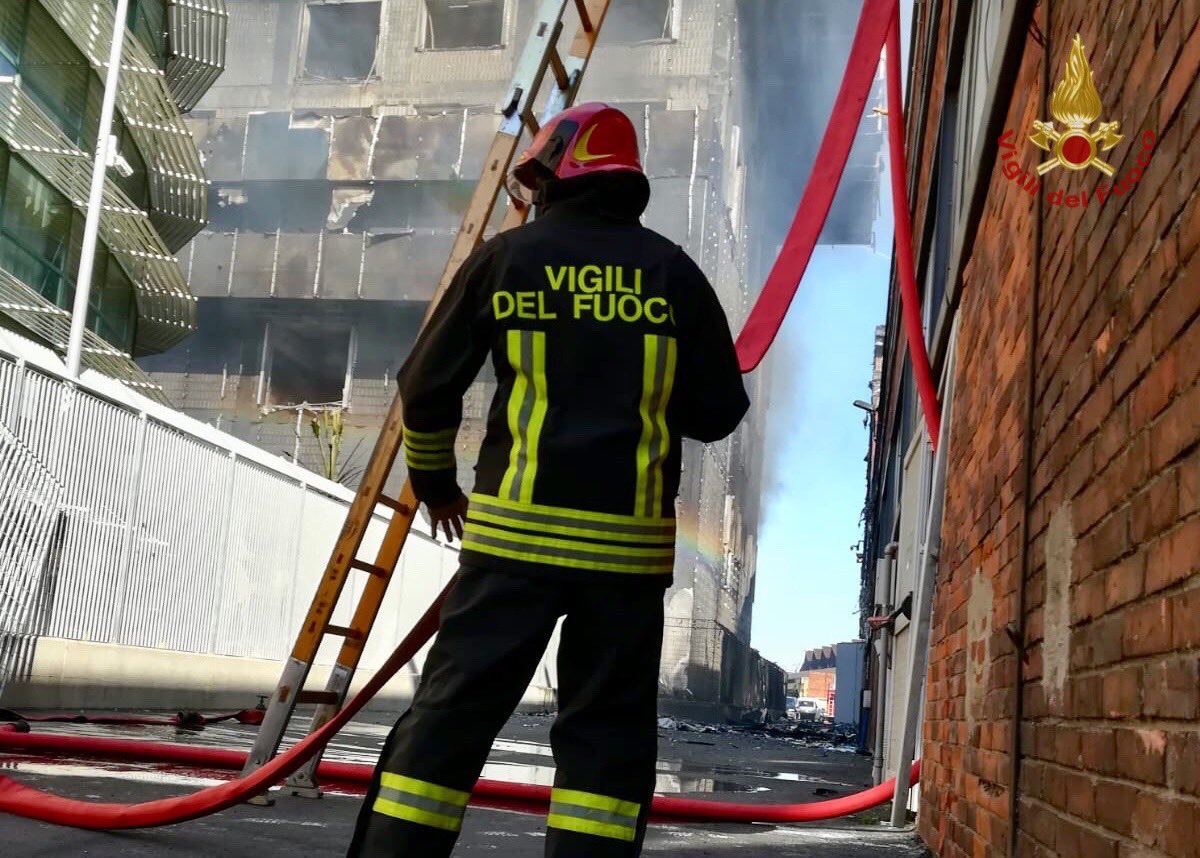vigilidelfuoco's tweet photo. #Savona #23ott 15:00, #incendio nel palazzo dell’Autorità portuale, in fiamme l’intero edificio. In corso le operazioni di spegnimento da parte dei #vigilidelfuoco, impegnate 14 squadre. Al momento non risultano persone coinvolte, evacuata la struttura https://t.co/Pyrq7iOQmp