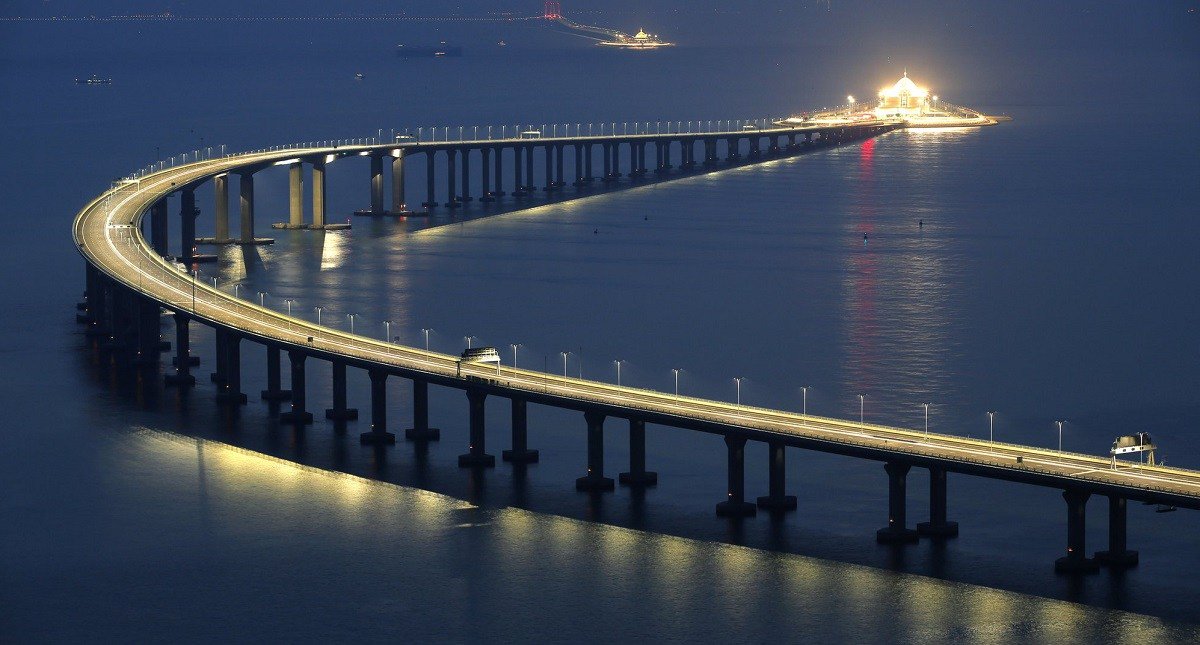 lopezdoriga's tweet photo. Impresionante. 

Tras una década en construcción y 20 billones de dólares, hoy inauguraron el puente más largo del mundo 

(FOTOS) https://t.co/tSQr7ITbAT https://t.co/9zlorSKNBs