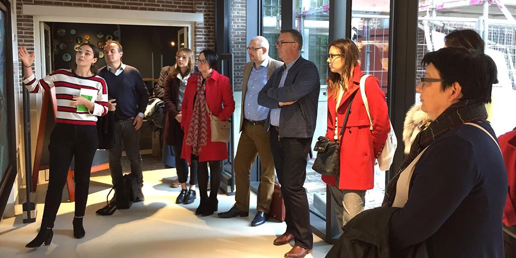 RdamPartners's tweet photo. Vandaag en morgen verkennen de inkopers van @Selectair #Rotterdam tijdens een FAMtrip met collega @FabianLindner78. Ze doen o.a. @RotterdamInfo, de Witte de Withstraat, @Euromast010 en Jamie's Italian in de Markthal aan. Overnacht wordt @InntelRotterdam #RotterdamMakeItHappen https://t.co/TvzjsIvB8x