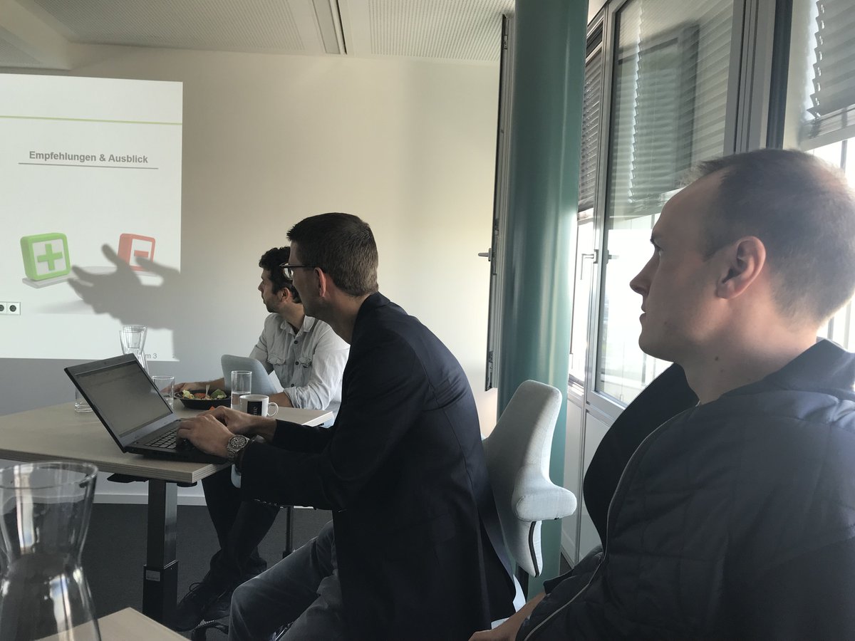 dfine_hackathon's tweet image. Der Höhepunkt ist fast erreicht. Die Teams stellen ihre Projekte vor. Wir sind beeindruckt, was die Teilnehmer in der kurzen Zeit geschafft haben! #hardworkpaysoff #dfine #hackathon #businesscase #presentations #DataScience #MachineLearning