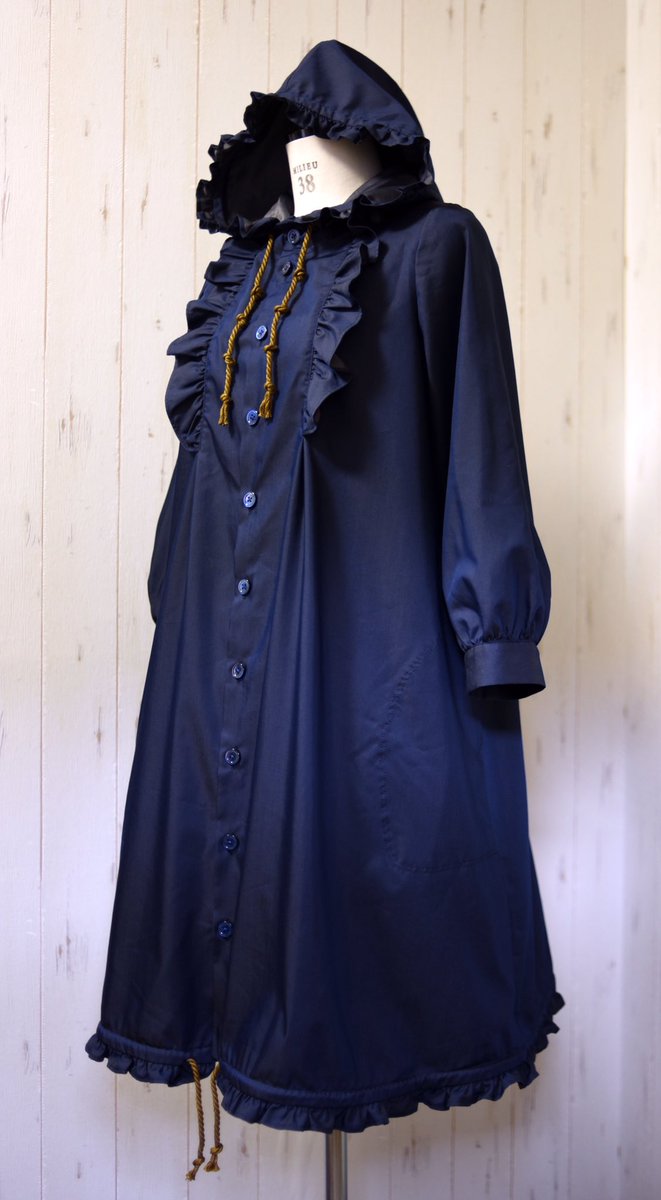 ネバアランド 遅ればせながら オイスターワンピースをonline Storeにアップいたしました フード付きのaライン 少し光沢のある素材に 小さなフリルが控えめな甘さを加えます フードと裾に通ったロープのような紐がちょっぴりマリン風 1枚でも 羽織り