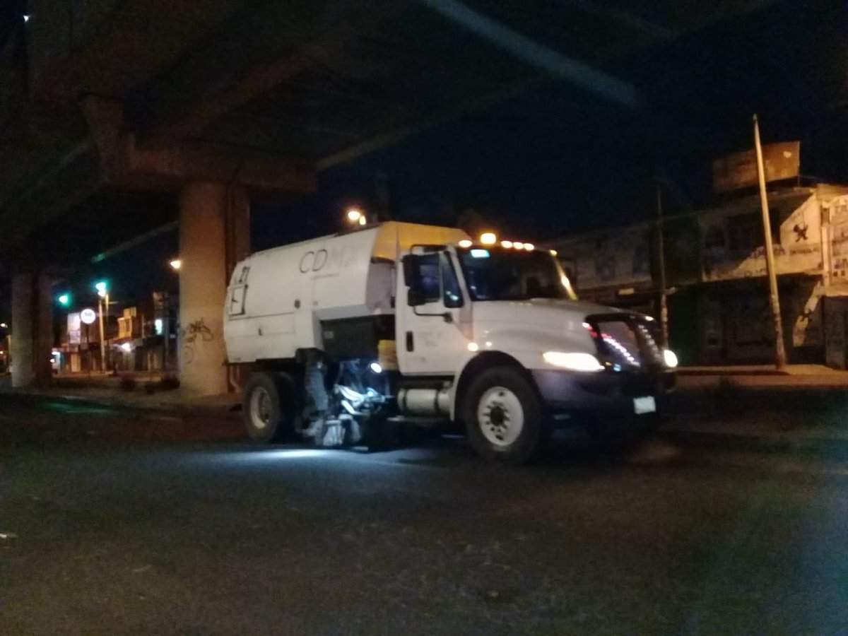 #FelizMartes ☀️ | Durante esta madrugada realizamos trabajos de barrido mecánico 🚍🌾🍂🍃 en Av. Tláhuac, de Av. La Turba a Joaquín Amaro 👷🏻‍♂️👷🏻‍♀️ #Infórmate ⚠️