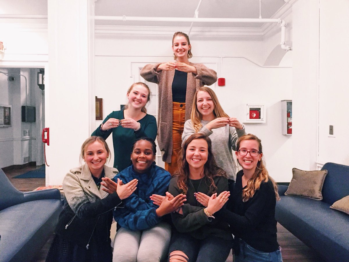This past weekend we had big/little reveal for our newest Rho class! We’re so excited for them to get to know their bigs and their new families! 💓