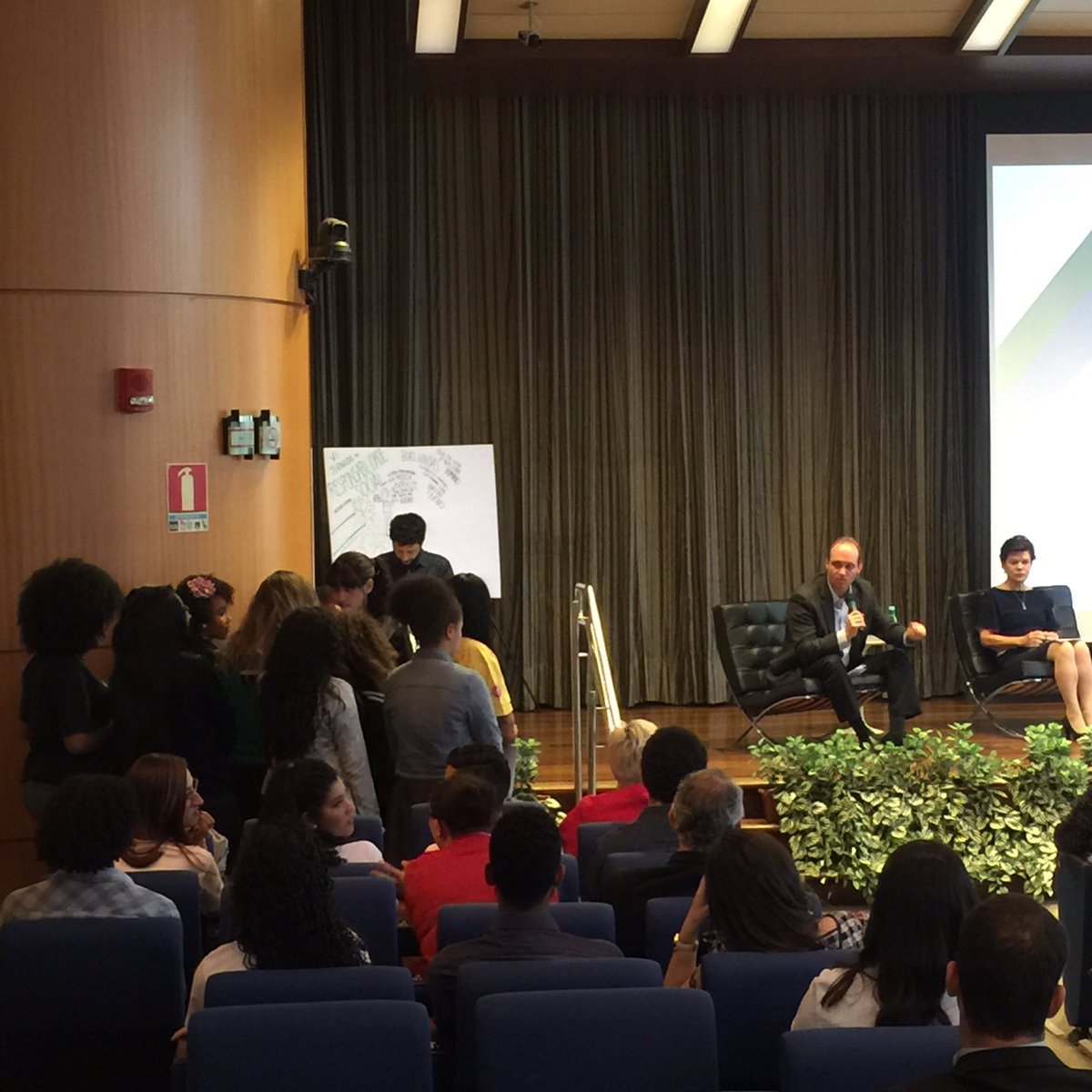 Agora as crianças do projeto Geral na Saúde, iniciativa da INTERFARMA, fazem perguntas a nossa presidente, Elizabeth e ao Alan, representante do conselho diretor da associação. #ResponsabilidadeSocial #INTERFARMA https://t.co/YFHq79nB6x