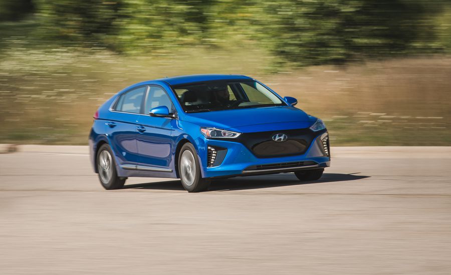 automovilers's tweet photo. El Hyundai IONIQ Eléctrico estrenará el próximo año una importante mejora. Hyundai ya trabaja en una nueva versión del IONIQ con batería de mayor capacidad que permita mejorar su autonomía con una sola carga. Será presentada en 2019. #Automovilers https://t.co/ttMIu62WTg