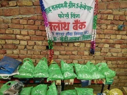 BhilwarePooja's tweet photo. #ClothBankByDSS @Gurmeetramrahim @derasachasauda गरिबो के लिय क्लाथ बैंक मे कपडे जमा करना https://t.co/93ovHLooq1