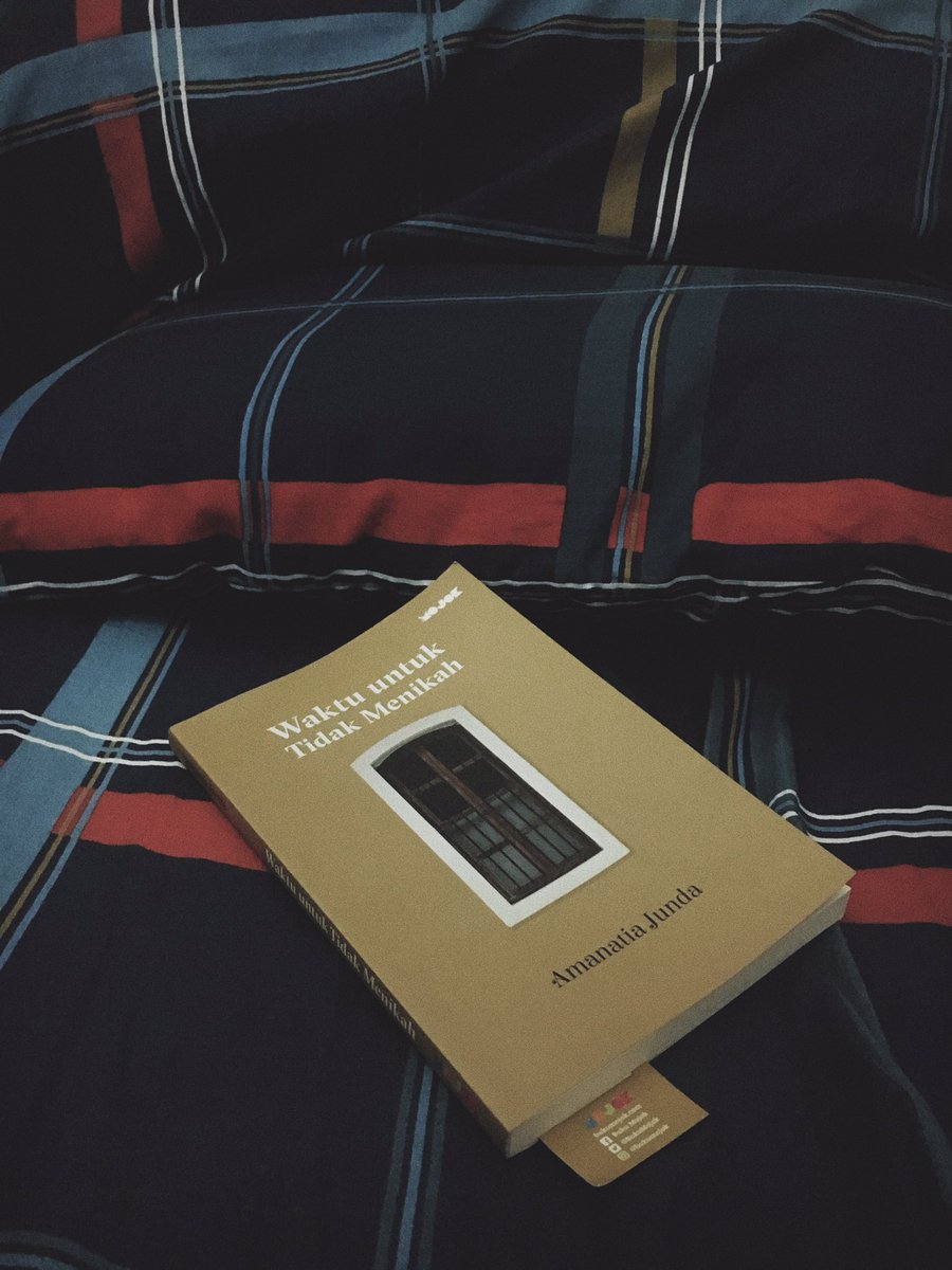 senang membaca buku cerita pendek yang ditulis perempuan indonesia muda, bicara tentang kehidupan buruh.

buat saya yang berjarak dari realitas tersebut tapi selalu ingin tahu, buku ini jadi jalan menyenangkan untuk mengenalnya.

buku “waktu untuk tidak menikah”, amanatia junda.