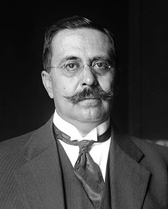 #UnDiaComoHoy hace 76 años el Congreso del Estado aprueba la iniciativa del Gobernador Benecio López Padilla y se adopta el actual Escudo de Armas del Estado de #Coahuila, obra de Don Vito Alessio Robles.