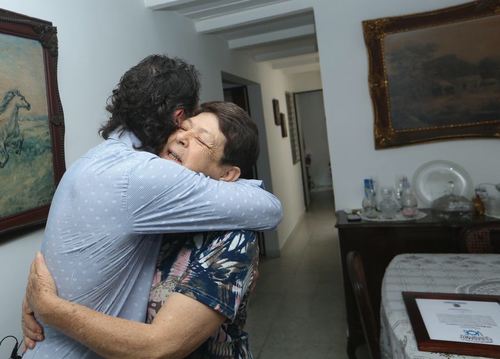 FicoGutierrez's tweet image. Luz Marina lleva 30 años en su casa y guarda las llaves de sus vecinos para cuidar de sus casas, mascotas y plantas cuando salen de sus viviendas por tiempo prolongado. Promotora de la confianza ciudadana. Medellín está llena de #CiudadanosComoVos