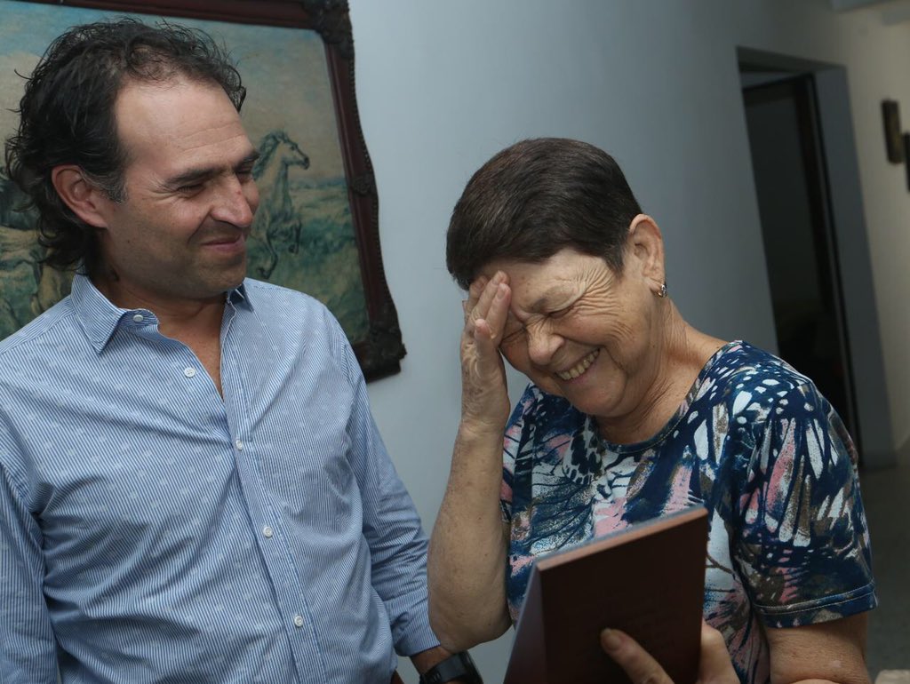 FicoGutierrez's tweet image. Luz Marina lleva 30 años en su casa y guarda las llaves de sus vecinos para cuidar de sus casas, mascotas y plantas cuando salen de sus viviendas por tiempo prolongado. Promotora de la confianza ciudadana. Medellín está llena de #CiudadanosComoVos