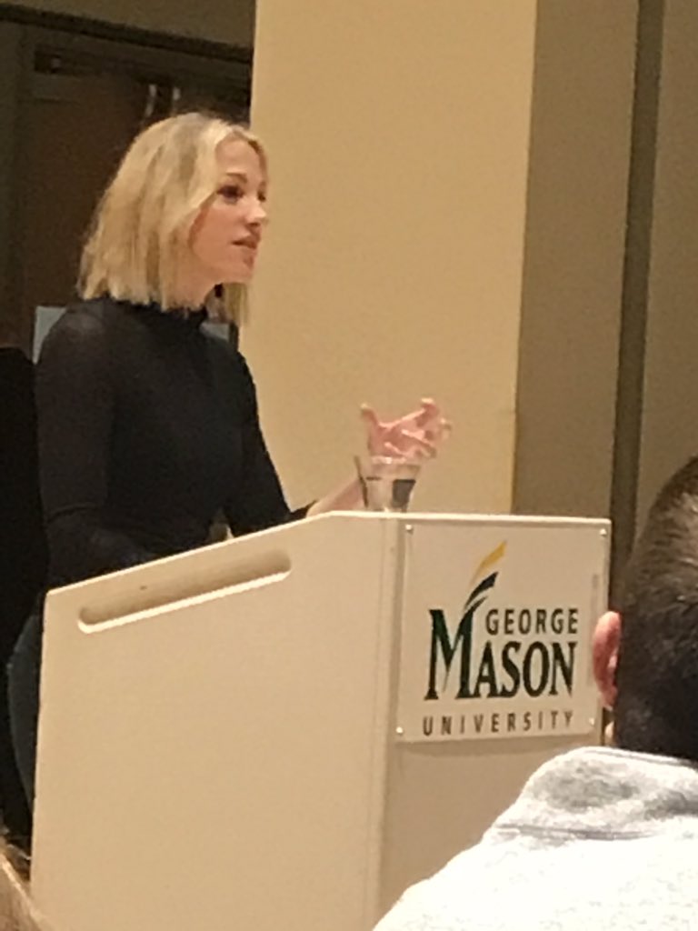 AngelaSweeney's tweet photo. .@lindsayczarniak tells aspiring communications students “bet on yourself!” #CommForum2018 #pathwaystoyourfuture @george https://t.co/Fq75ardAfw