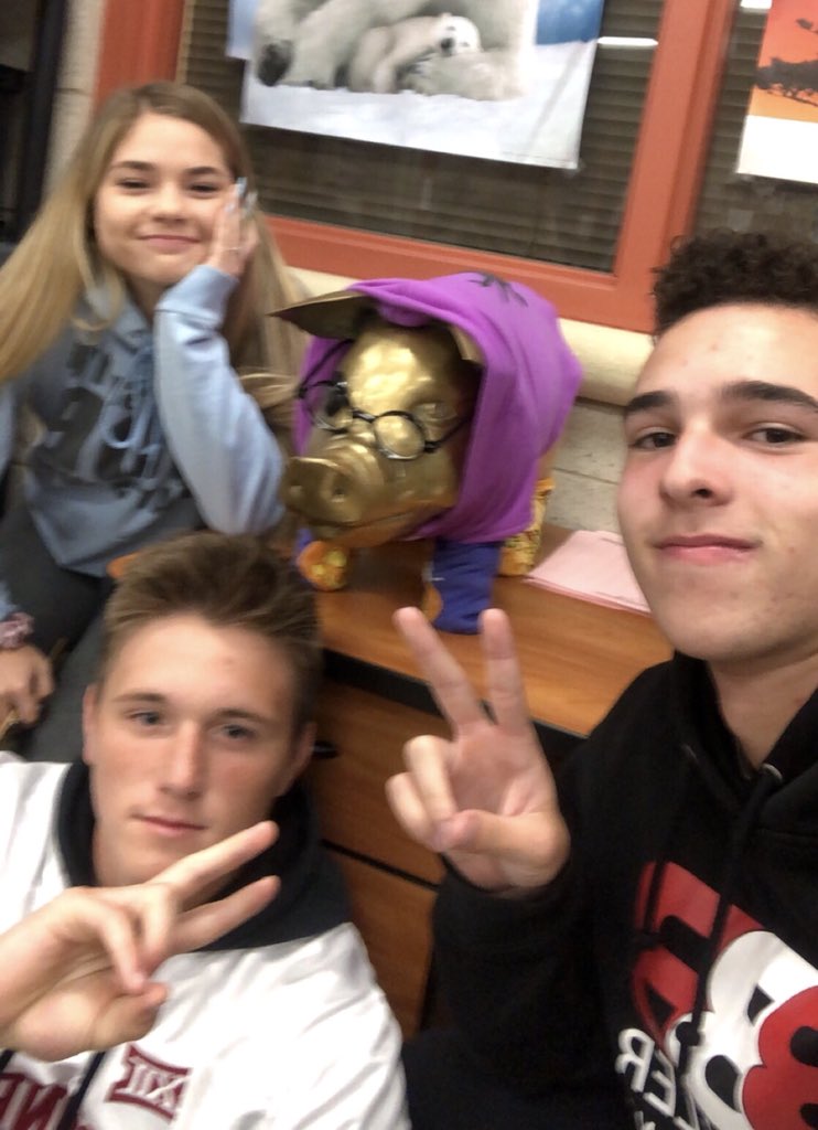 TakeThePig's tweet photo. I have some of the best friends in the world! #PigLife https://t.co/839YY5hmNu