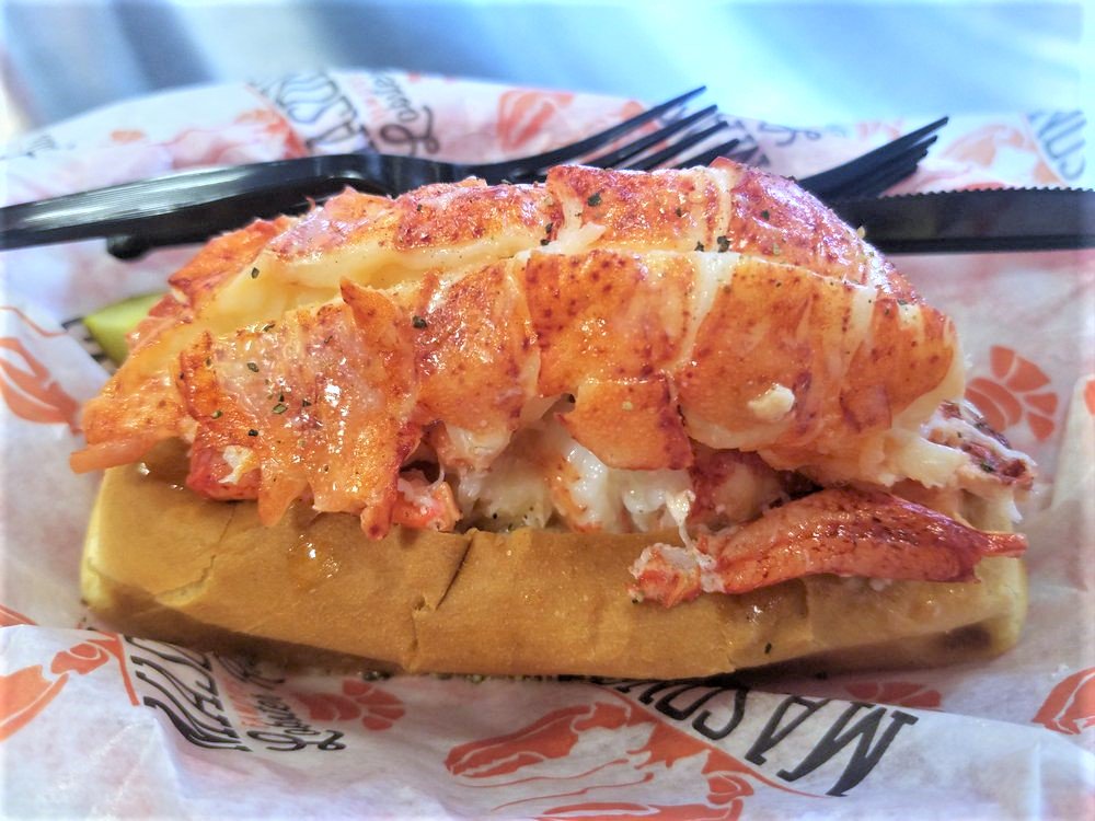More lobster than roll, but who’s complaining?

📸: bit.ly/2Nmlrgg