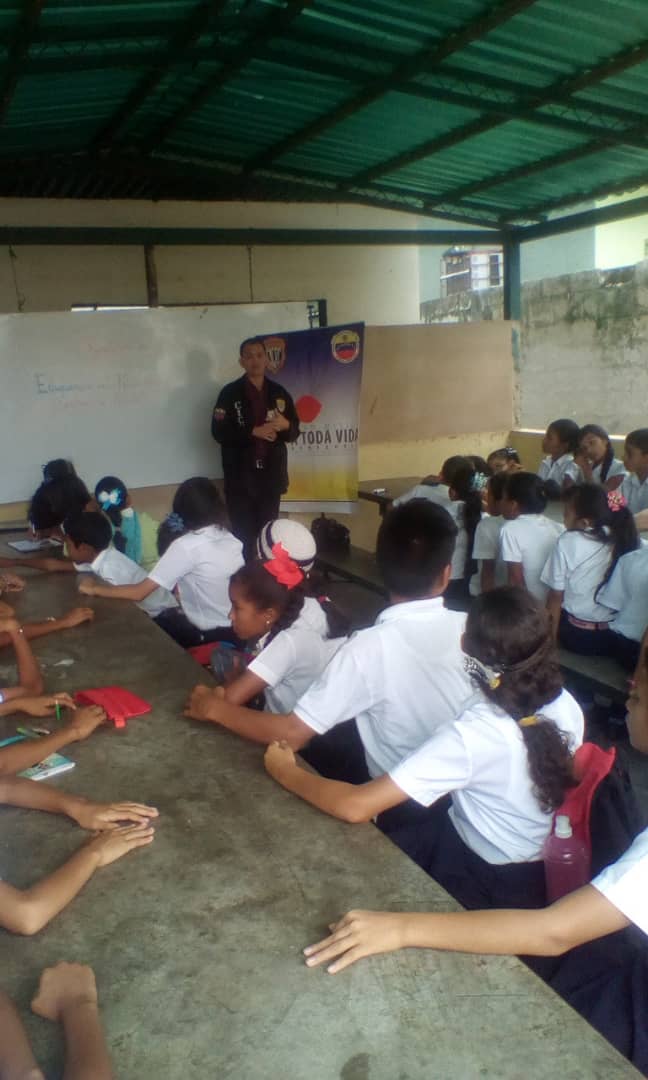 Circuitoedu28's tweet photo. #Bolivar #Heres 👉 Conversatorio sobre Eduquemos al Niño para no Castigar al Adulto por el CICPC en EBN Libertador. @psuvaristobulo @NicolasMaduro @sheieduc @SaIaBolivar @dceupbol1 @RosangelaOrozco @MPPEDUCACION https://t.co/gfl1A2fsQp