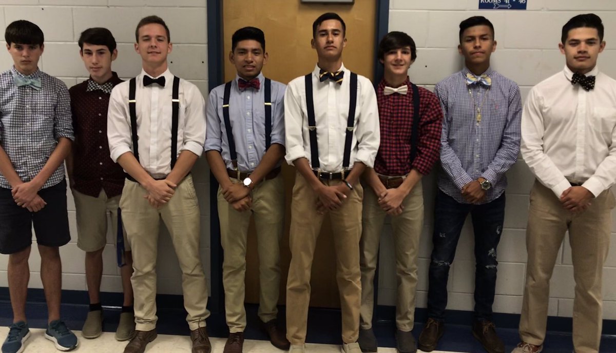 itsdustyallen's tweet photo. On Tuesdays we wear bow ties. #jdxc #jdcspride @JeffDavis_XC https://t.co/GrZfkdTwZr