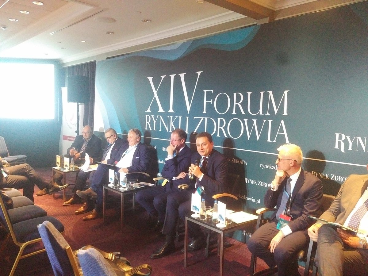 AHP_PAKS's tweet photo. Autor programu KOS-ZAWAŁ Prof. Piotr Jankowski docenił Polsko-Amerykańskie Kliniki Serca jako jednego z liderów programu. Zakwalifikowaliśmy już ponad 1000 pacjentów a kilkoro zrealizowało już program w całości.  #forumrynkuzdrowia https://t.co/pDdmJuL1wq