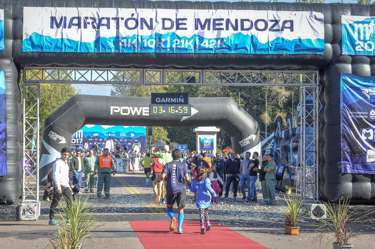 MaratonMendoza's tweet photo. Porque sólo vos sabés lo que significa cruzar la meta!
#MaratondeMendoza #MIM2019 #28deAbril #runners #endorfina #AnimateaMas
https://t.co/qrAfZFYk3X https://t.co/eoIJHWnH7u