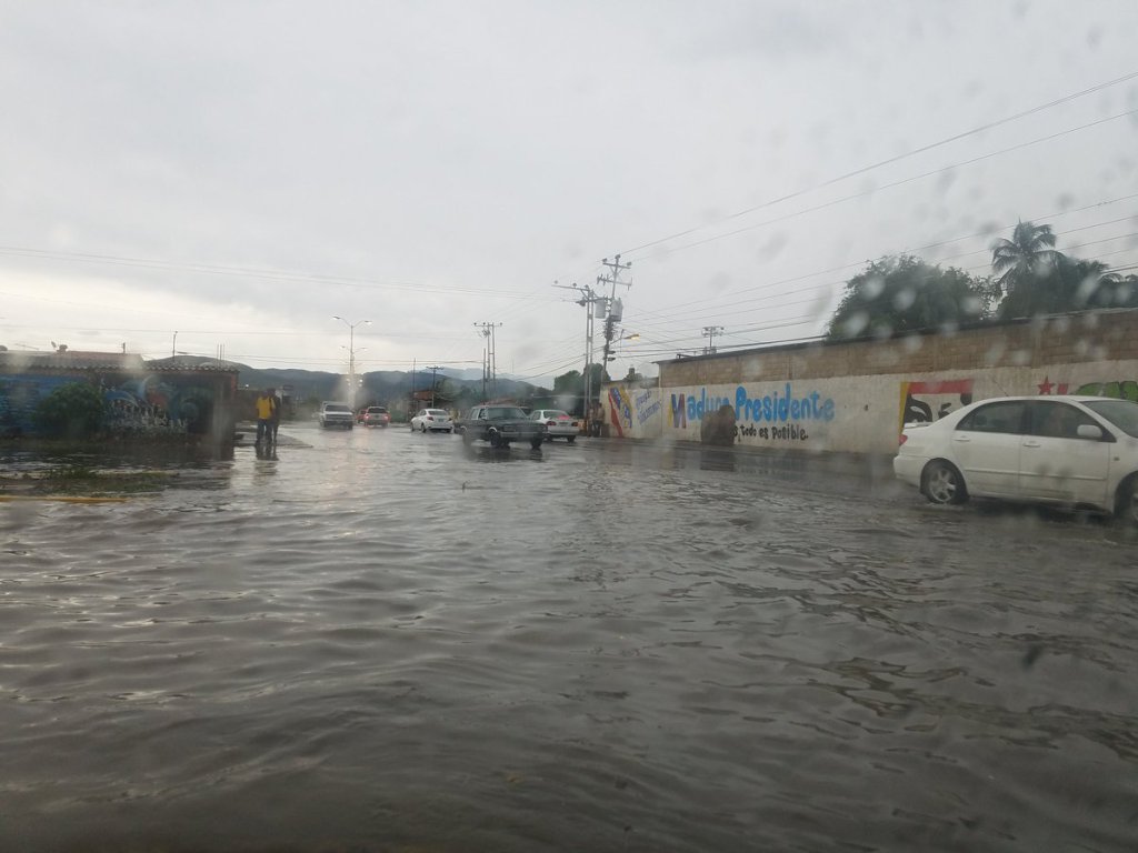 la_patilla's tweet image. Puente Hugo Chávez en Cumaná inundado tras fuertes lluvias #23Oct lapatilla.com/2018/10/23/pue…