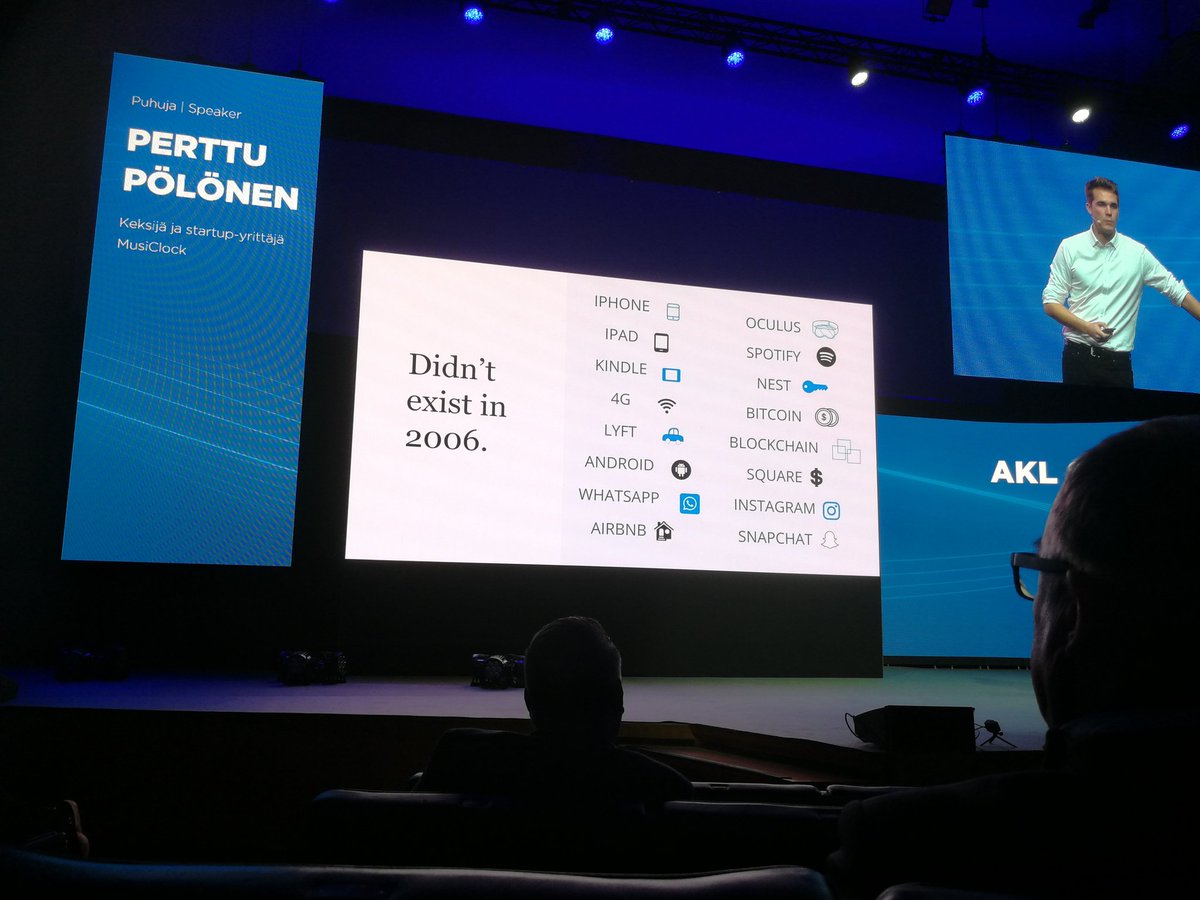 teuvokarppinen's tweet photo. #aklsummit päätössettiä vetää outofthebox -tyyliin @PerttuPolonen🤘 Hyvää herättelyä siihen, millä nopeudella maailma muuttuu ja mistä tulee huomisen kilpailija voi tulla. #aklsummit2018 #smileeio #disruptio #autokauppakasvuun https://t.co/hF7l47gCfV