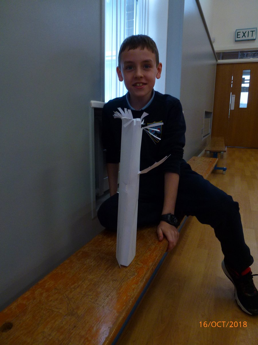 4thclass2_Slane's tweet photo. Back to basics art workshop! We got creative and made so many things with just paper and charcoal! #Primaryart https://t.co/RggK8goudE