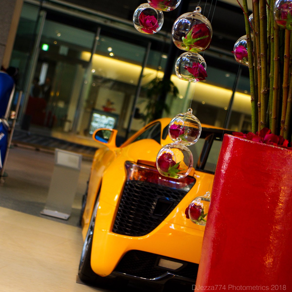 DJezza774's tweet photo. 先日、レクサス青山店にてLFAのニュル仕様車が展示されてました。世界中で僅か50台のみ存在の貴重なスーパーカー!
ロードバ��クもそうだが、やっぱカーボンボディはカッコイイですね。
#レクサス #LFA #スーパーカー #Lexus #supercar #Nurburgring #限定50台 #571ps #v10 https://t.co/o6BjXrRUnR
