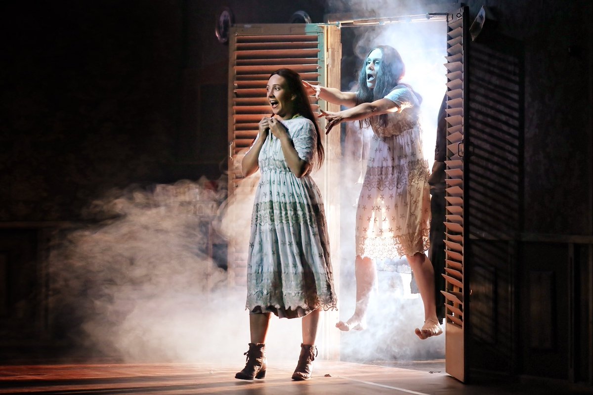 Over een paar uurtjes staan we in @theaterdevest in Alkmaar met #Horror!! Deze week nog te zien in @DeNieuweKolk, <a href="/Kunstmin078/">Schouwburg Kunstmin</a> en <a href="/schouwburggouda/">De Goudse Schouwburg</a>! Foto gemaakt door Prudence Upton in Sydney.