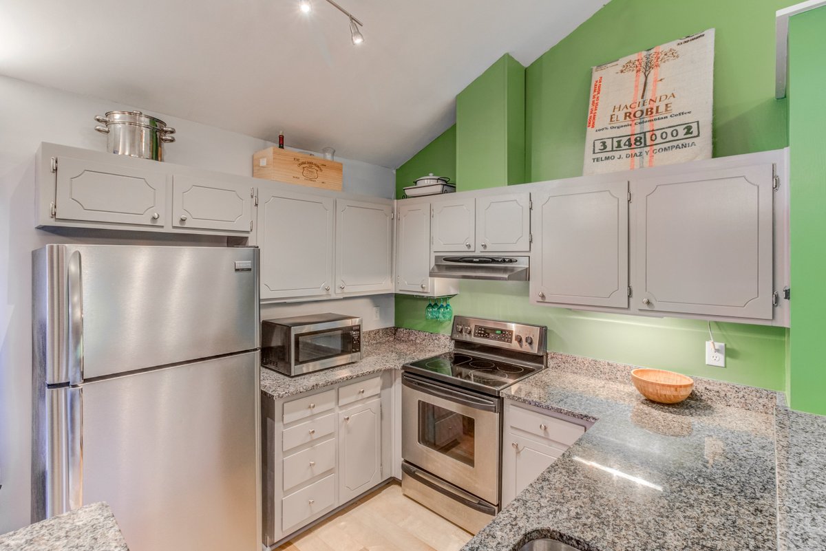 MotionPads's tweet image. Cute updated #Raleigh #condo #forsale that lives like an adult tree house! This was a unique home to photograph! #homesinmotion #realestatephotography