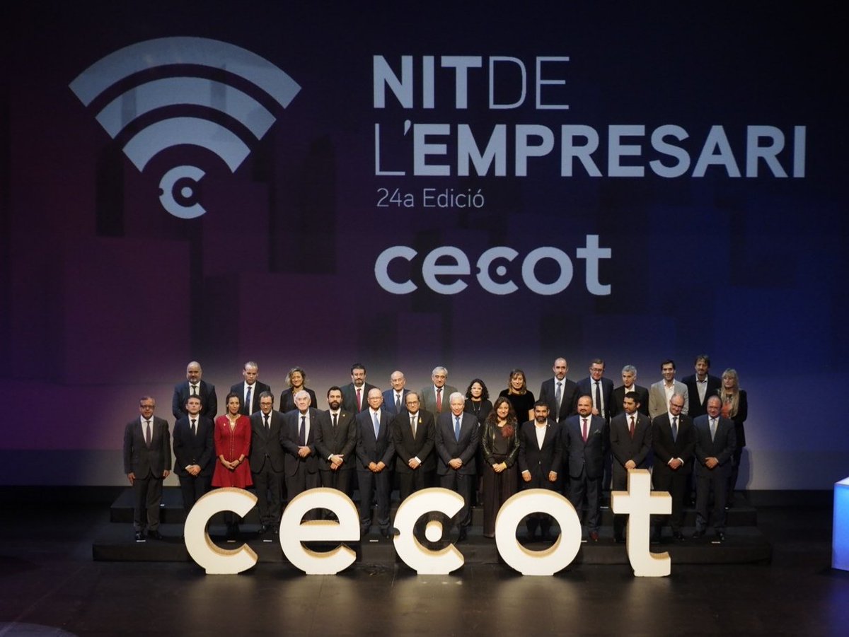 PatronalCecot's tweet photo. Fotografia de família amb tots els guardonats de la #NitCecot! Enhorabona! No deixeu mai de fer empresa! https://t.co/v5pL0Josvz