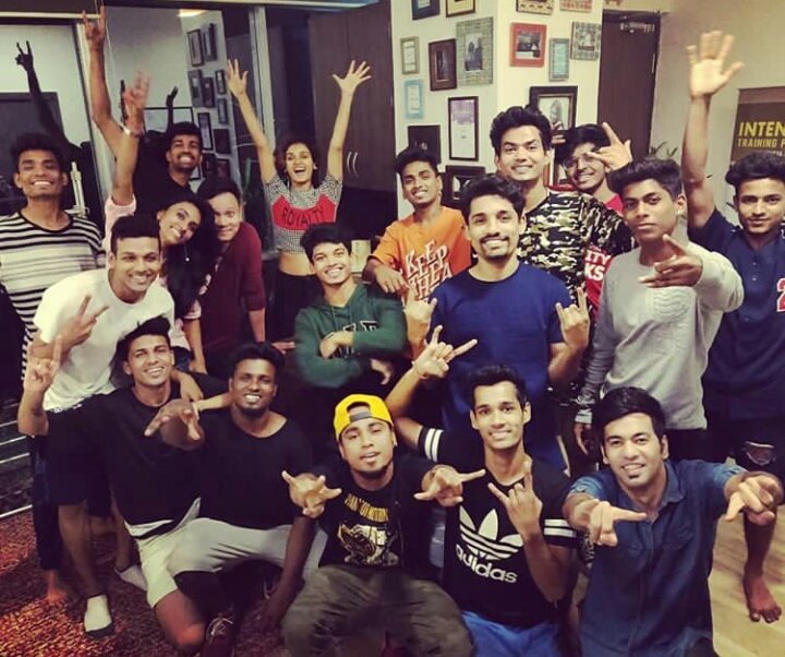 shaktimohann's tweet photo. Team is celebrate
Little party with mentor @MohanShakti dii
They all are soo happy
God always give you all success guy's
Best of luck for a new journey
And keep celebrating like this..
#TEAMSHAKTI #THEYALLARESOOHAPPY #CELEBRATE #WITHMENTOR #SHAKTIMOHAN #IN #NRITYASHAKTI https://t.co/DAeQfFE5xC