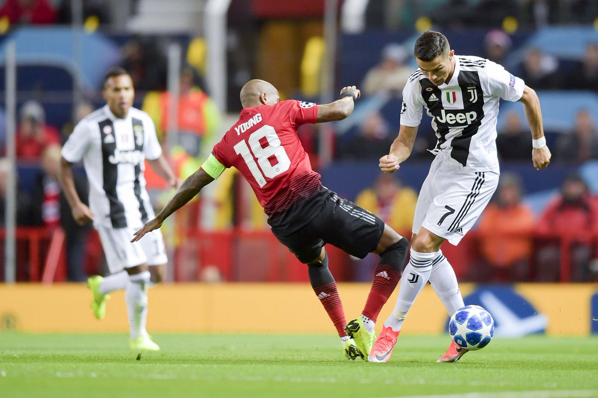 Ashley Young y Cristiano Ronaldo en disputa del balón